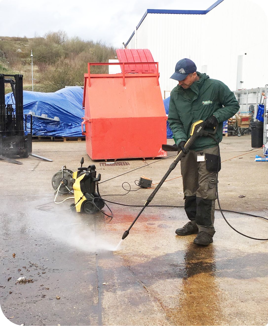 Rubbish and recycling areas cleaning