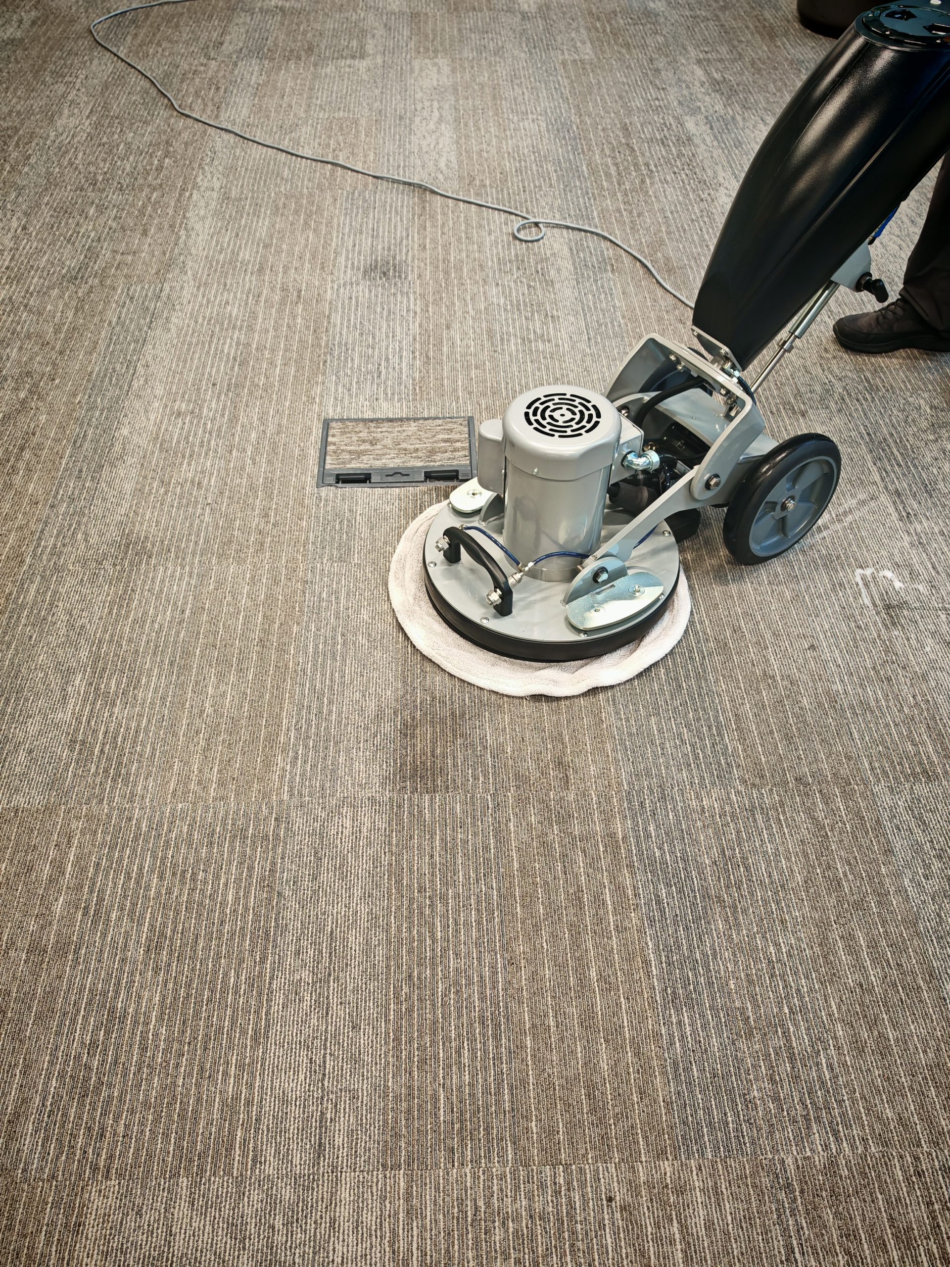 low-moisture-office-carpet-cleaning